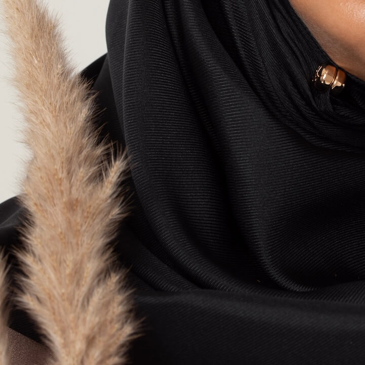 Zoom sur les aimants à hijab Mimi Kiseki, alliance de praticité et élégance pour femme musulmane moderne.