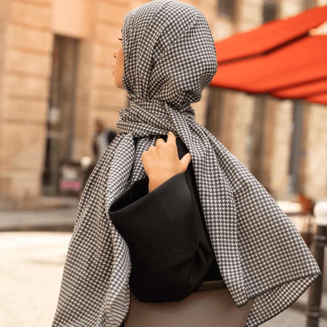 Femme en hijab pied-de-poule Infinity Mimi Kiseki dans un décor urbain chic parisien, pour une élégance intemporelle.