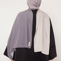 Femme portant le hijabs dégradés brume argenté, vus de dos dans un stuidio chic parisien- Mimi Kiseki