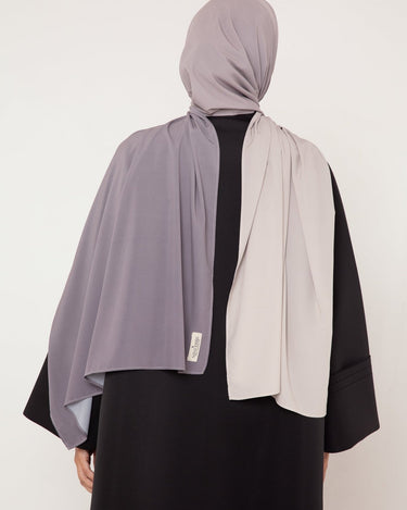 Femme portant le hijabs dégradés brume argenté, vus de dos dans un stuidio chic parisien- Mimi Kiseki