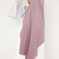 Femme de profil portant un hijab dégradé Mauve Doux de la collection Mimi Kiseki, illustrant l’élégance sobre et la fluidité d’un tissu premium, parfait pour une tenue modeste et raffinée.