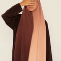 Femme voilée faceless portant un hijab dégradé Cannelle Corsée de Mimi Kiseki, un modèle chaud et profond pensé pour les femmes ambitieuses à la recherche d’élégance et d’originalité.