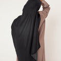 Vue arrière d’une femme portant le hijab en soie noire Mimi Kiseki – une pièce sophistiquée et sobre, conçue pour sublimer vos tenues avec dignité et prestance.