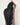 Vue arrière d’une femme portant le hijab en soie noire Mimi Kiseki – une pièce sophistiquée et sobre, conçue pour sublimer vos tenues avec dignité et prestance.